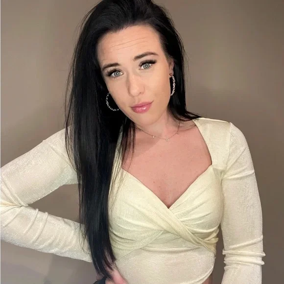 Long Sleeve Crop Top - Picture 3 of 3